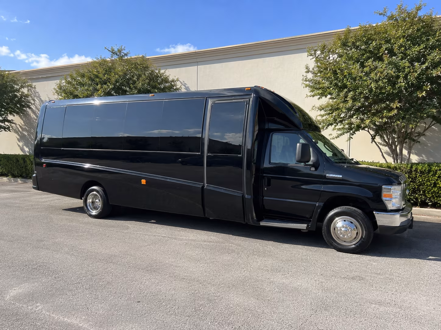 West Palm Beach Winery Tour & Pub Crawl Transportation party bus exterior